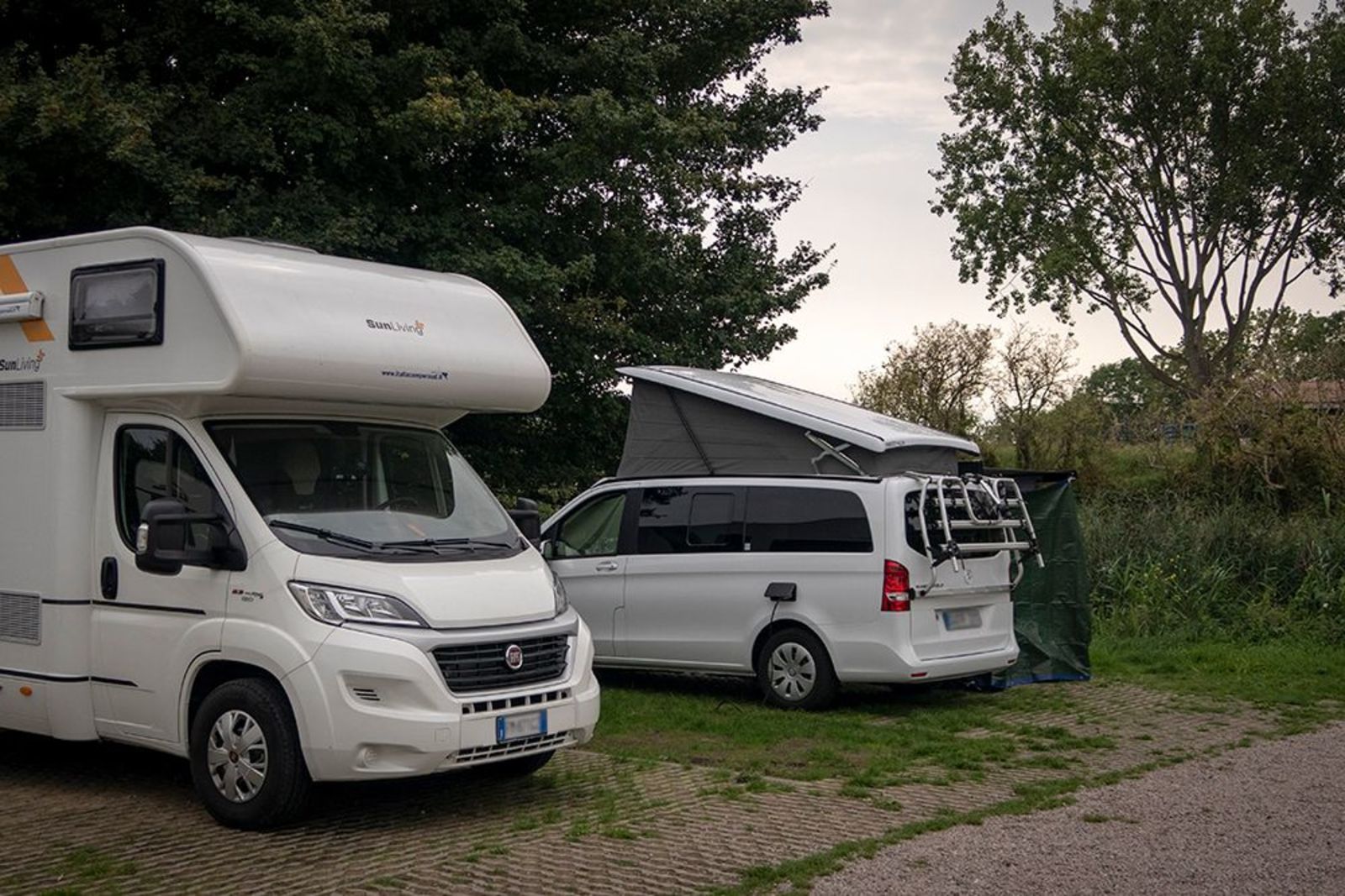 Twee Camper/caravanplaatsen naast elkaar op de hoek