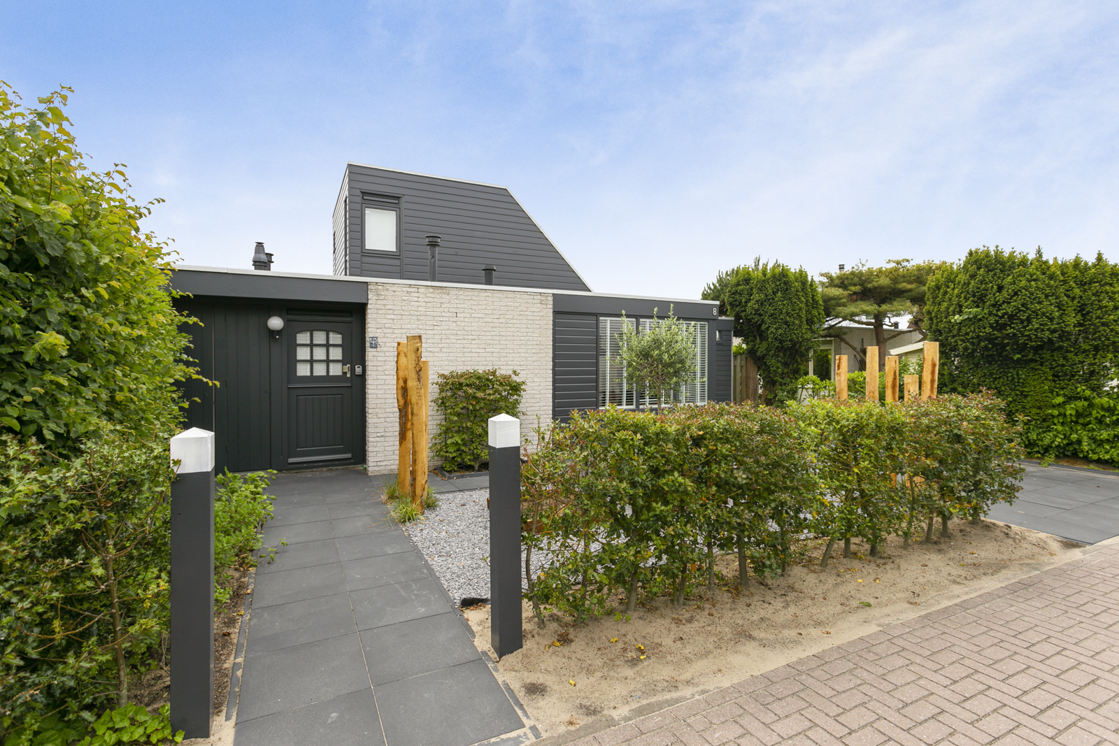 Deze sfeervol ingerichte, rustig gelegen bungalow ligt op het bekroonde vakantiepark De Klepperstee vlak achter de duinen in Ouddorp.