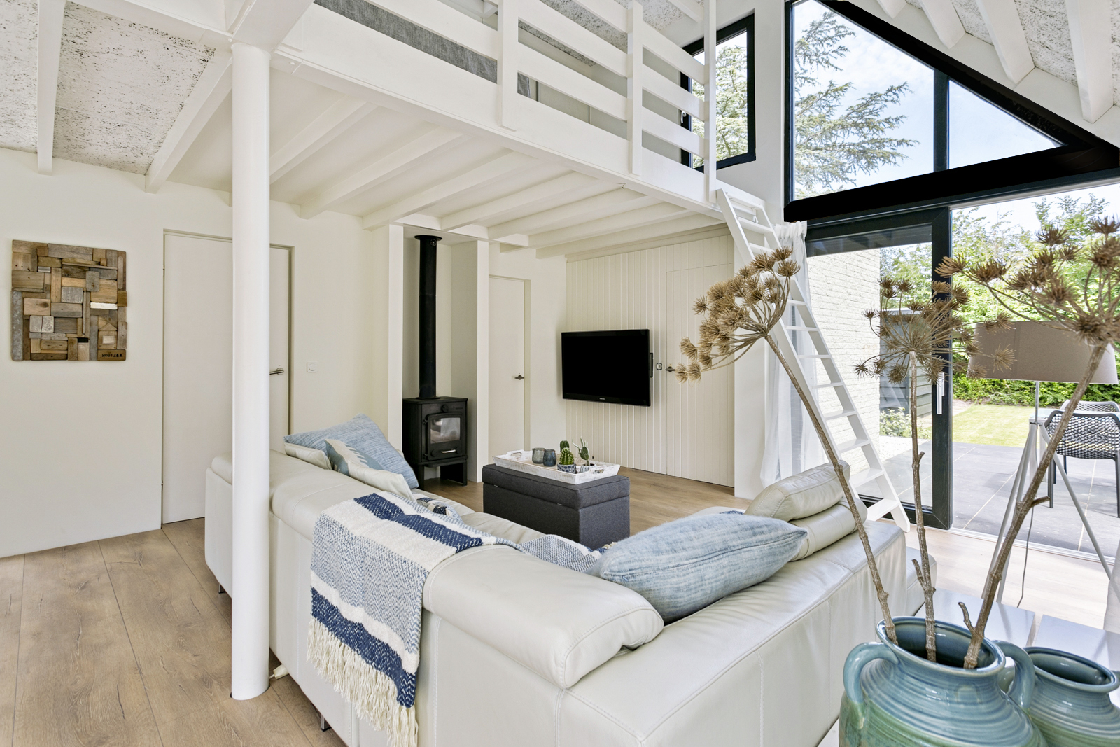 Deze compleet gerenoveerde, sfeervol ingerichte bungalow (rookvrij) ligt op loopafstand (1.5 km) van het Ouddorpse strand.