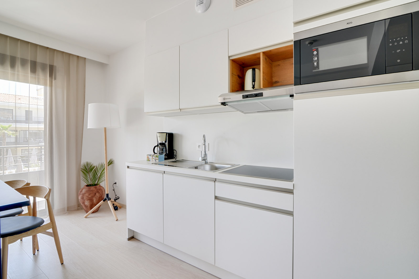 new-deluxe-suite-for-4-people-with-2-bedrooms-double-bed-and-single-beds