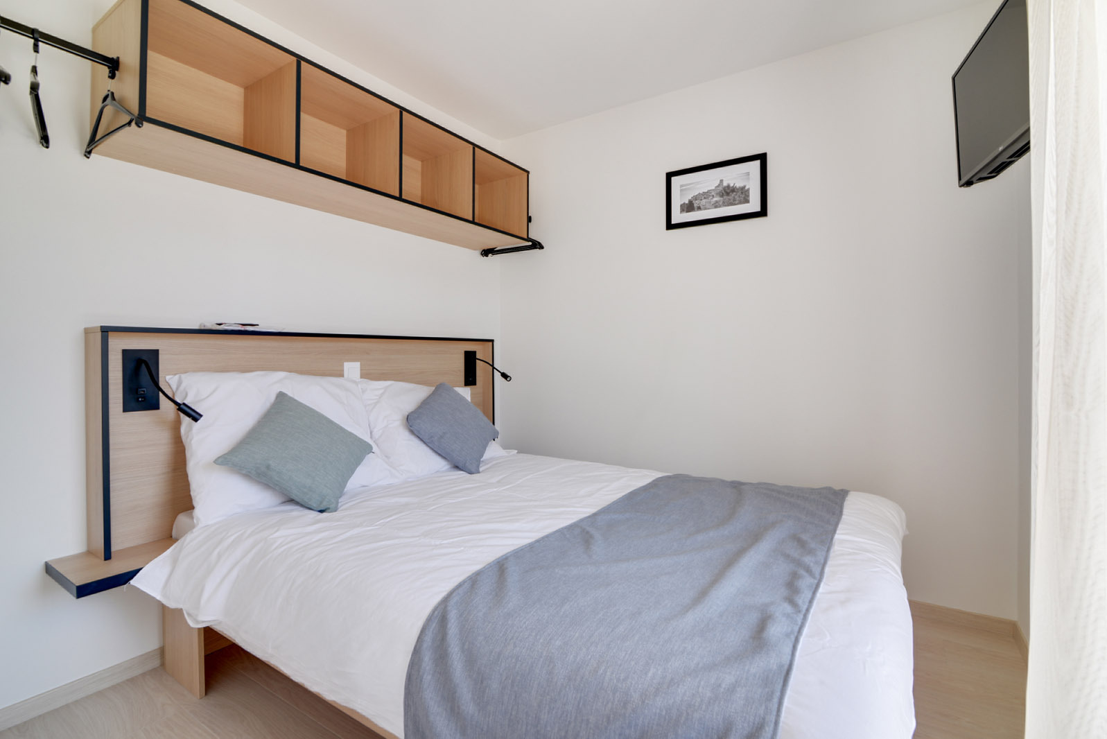 new-deluxe-suite-for-4-people-with-2-bedrooms-double-bed-and-single-beds