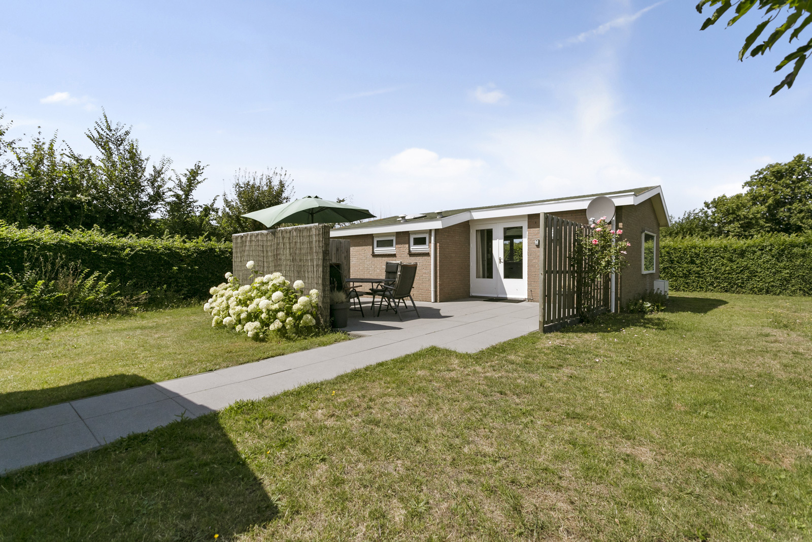 Deze heerlijk vrijstaande bungalow heeft een rustige ligging in een klein vakantiepark, vlak bij het strand.