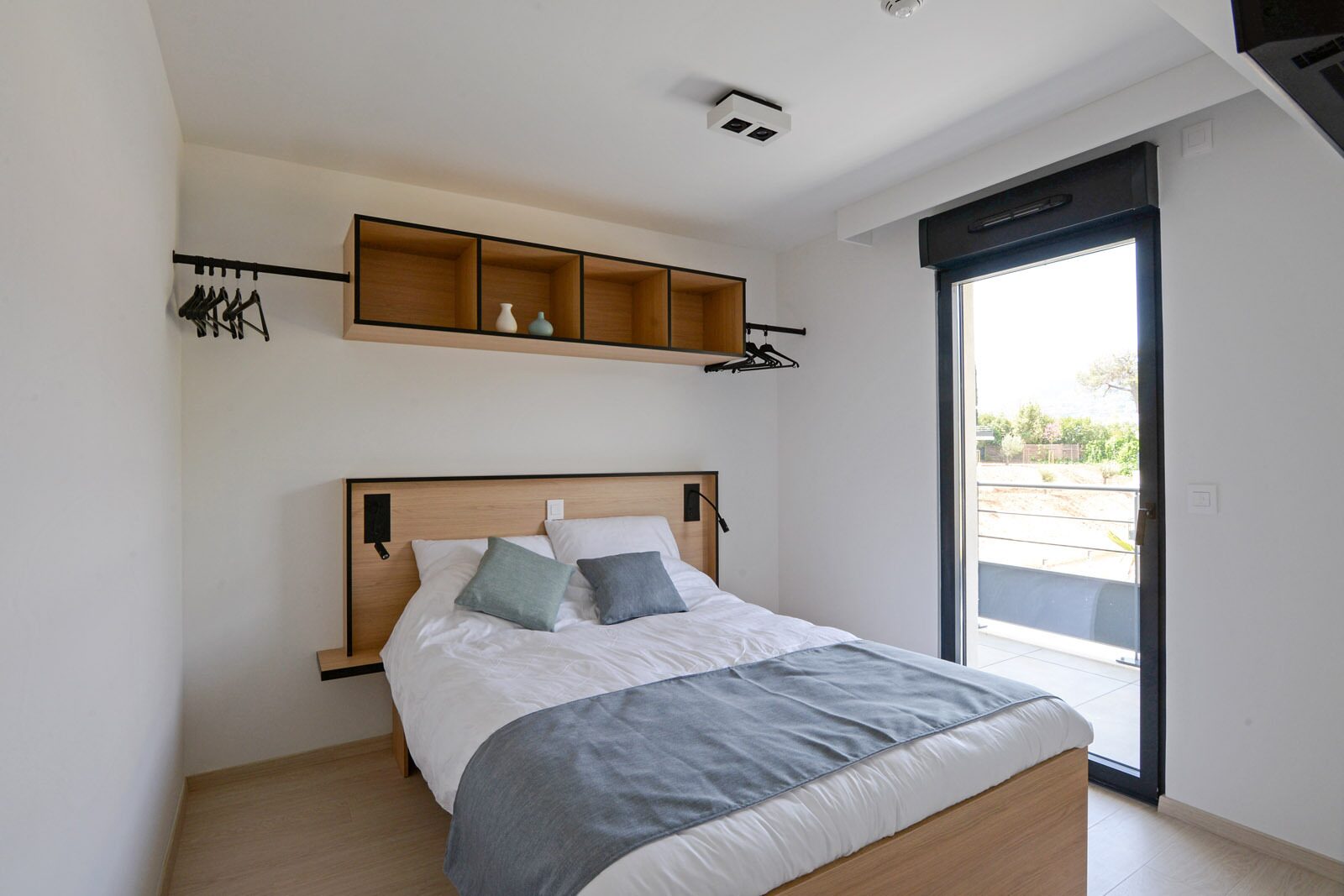 Appartement standard pour 6 personnes avec lit double, lits simples et un canapé-lit.