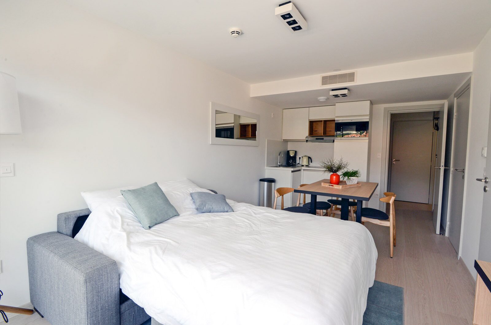 New standard suite for 6 people with double bed, single beds and a sofabed.