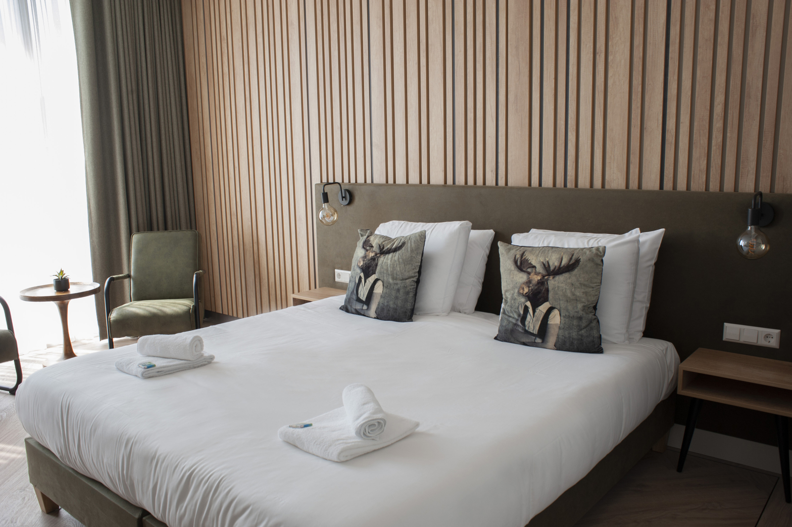 Geniet van een luxe familiekamer voor 4 personen op Recreatiepark De Boshoek, midden op de Veluwe. Comfort, natuur en rust wachten op je!