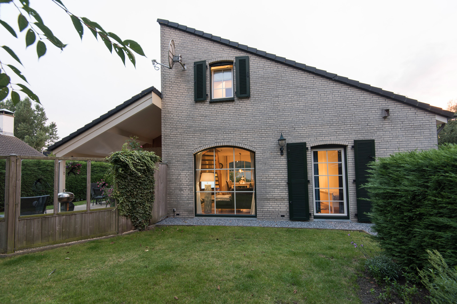 Dit sfeervol ingerichte vakantiehuis in het rustige achterste deel van het Noordzeepark biedt een oase van ontspanning met een omheinde tuin en een overdekt terras. De ideale plek voor een ontspannen ..