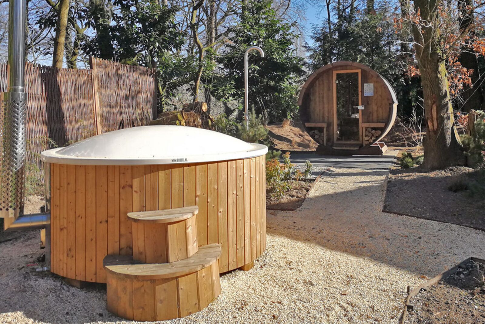 Nutzung von Sauna und Badewanne im Wald-Bungalow Wellness