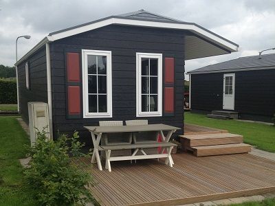Chalet De Beulaker is een prachtige chalet voor vier personen. Enkele chalets hebben een ligpaats voor de deur en bij anderen ligt de ligplaats op maximaal 50 meter.