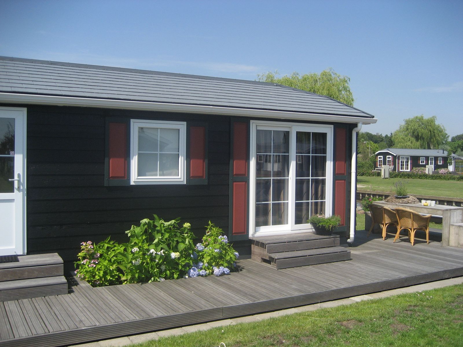 Die Chalets sind mit allen modernen Annehmlichkeiten ausgestattet. Das geräumige Wohnzimmer verfügt über eine gemütliche Sitzecke mit Flachbildfernseher.