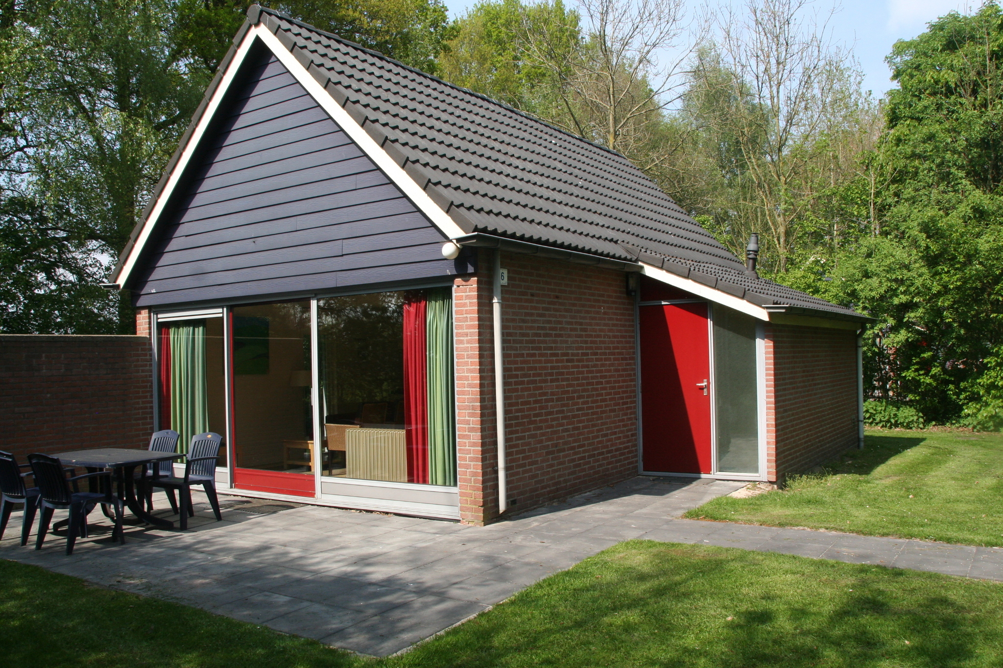 Geniet van een rustige vakantie in de Bungalow IJssel voor 4 personen op Vakantiepark de Sallandshoeve, omringd door de natuur van het Sallandse Heuvelrug.
