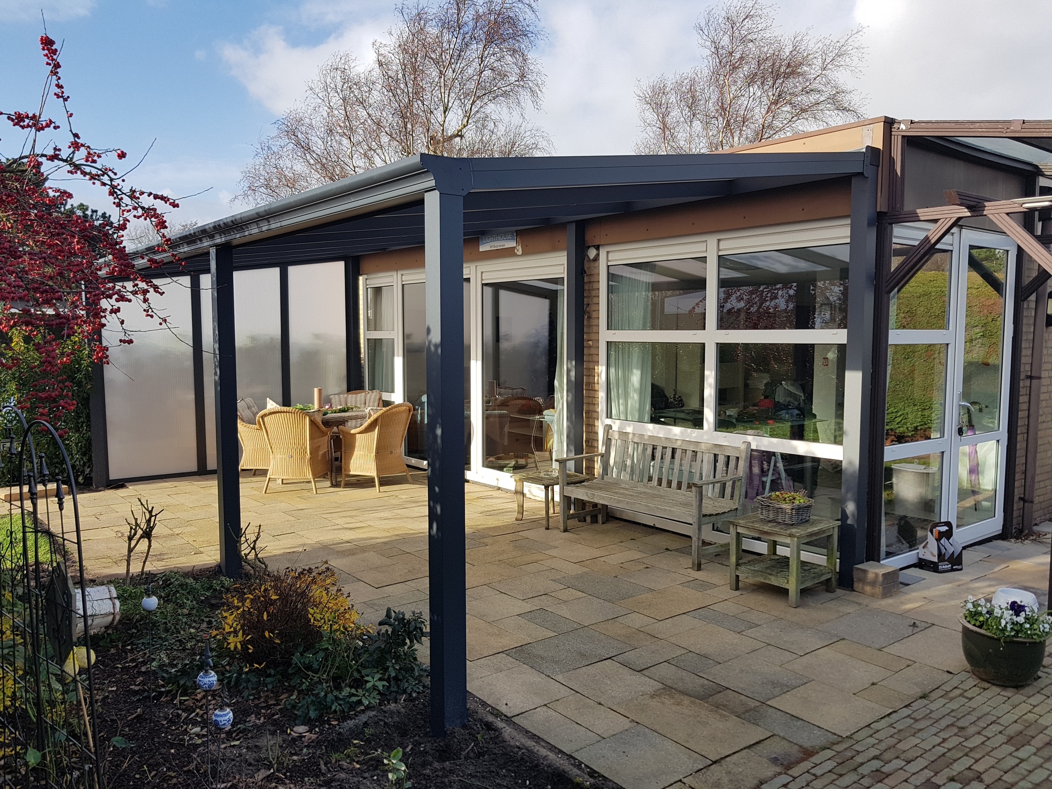 De vakantiewoning ligt in het kleine, rustige park Alexanderpark bij de Westduinen en vlakbij de zee en het centrum.