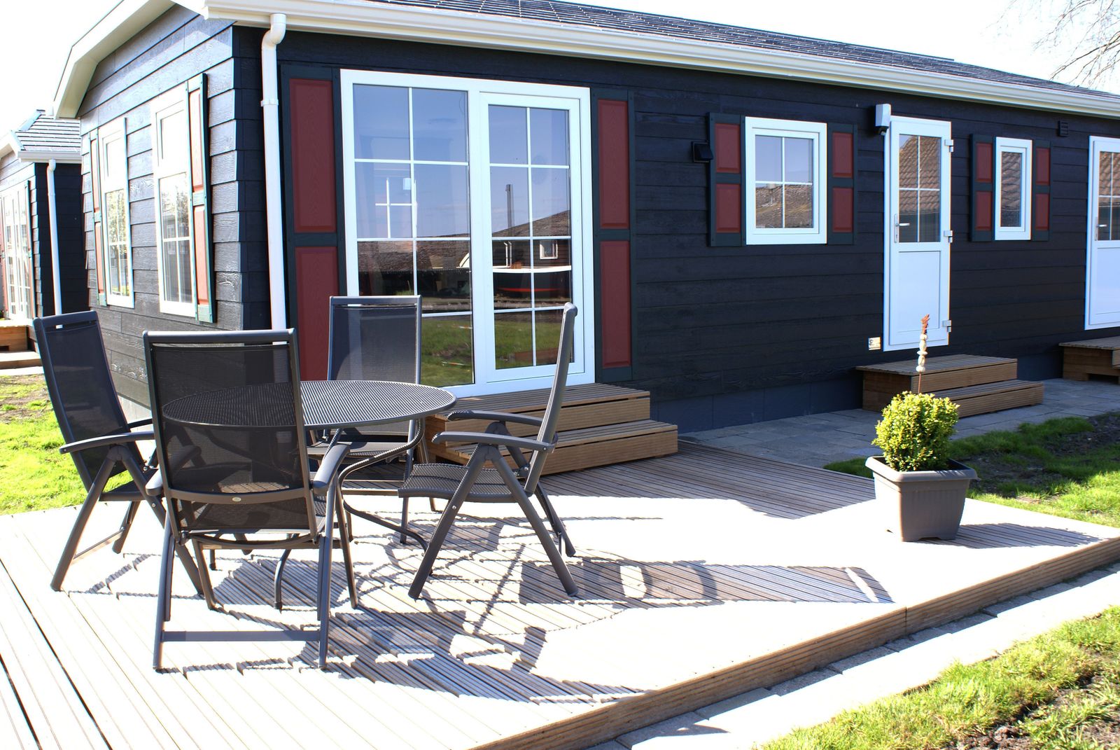 Chalet Bovenwiede is een prachtige chalet voor vier personen. Enkele chalets hebben een apart toilet. achterkant van het chalet ligt aan de doorgaande vaart de Smitsgracht.