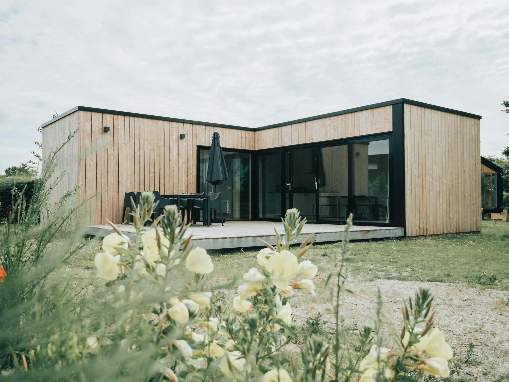 Stalen huis met houten afwerking: robuuste cabin voor vier personen.