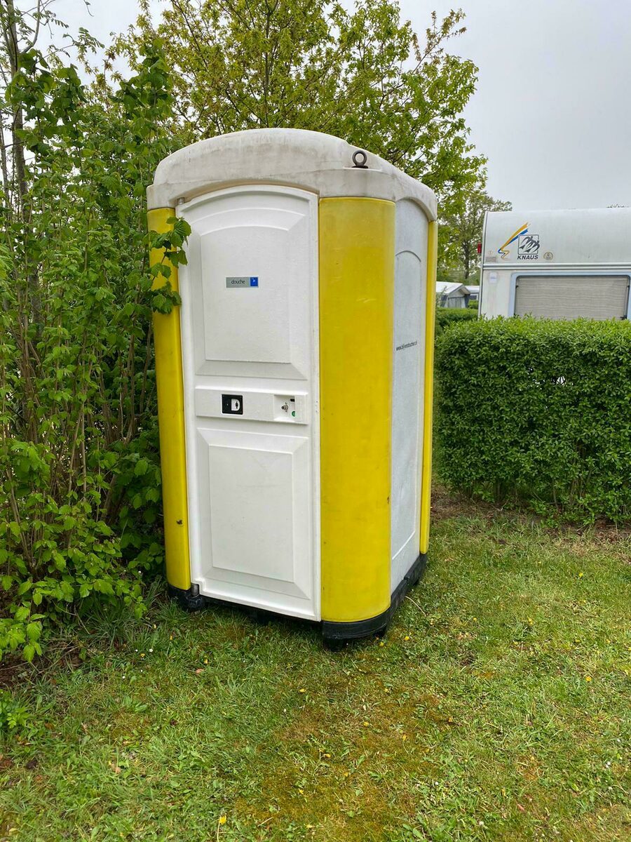 Kampeerplaats met douchecabine