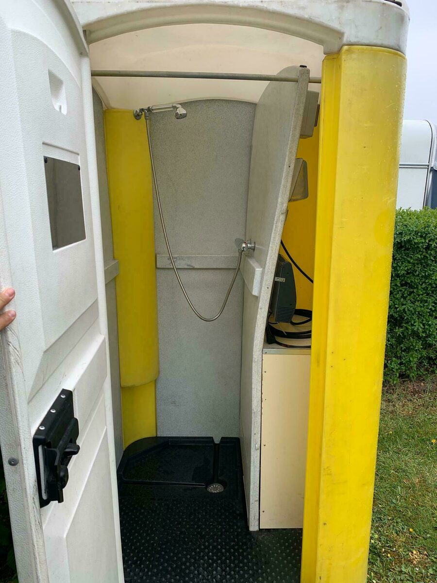 Kampeerplaats met douchecabine