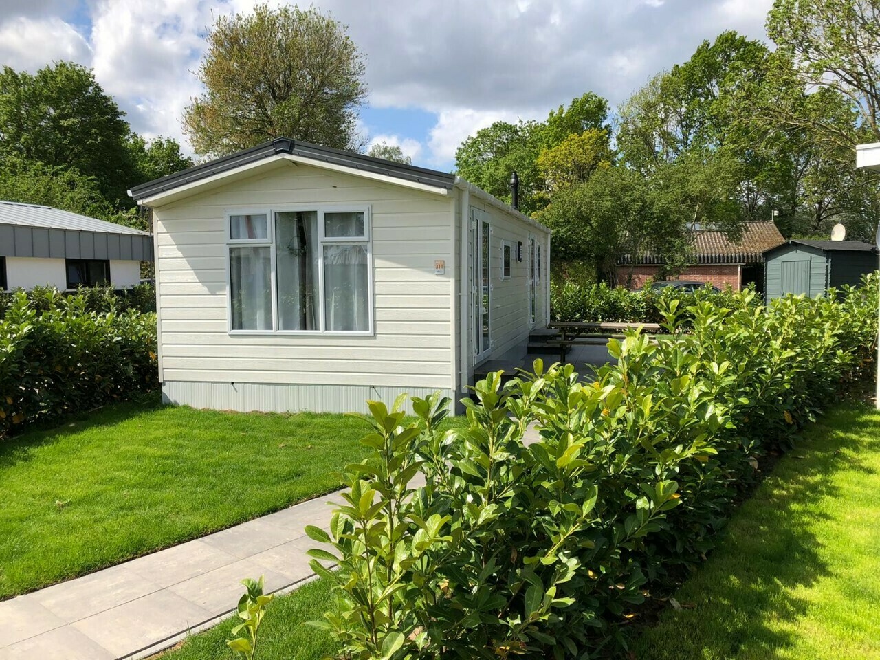 Heide Lodge Comfort | 4 personenIn onze Heide Lodge Comfort | 4 personen geniet je van een heerlijk verblijf in alle rust en comfort. Dit gezellige huisje is ideaal voor maximaal 4 personen en biedt a..