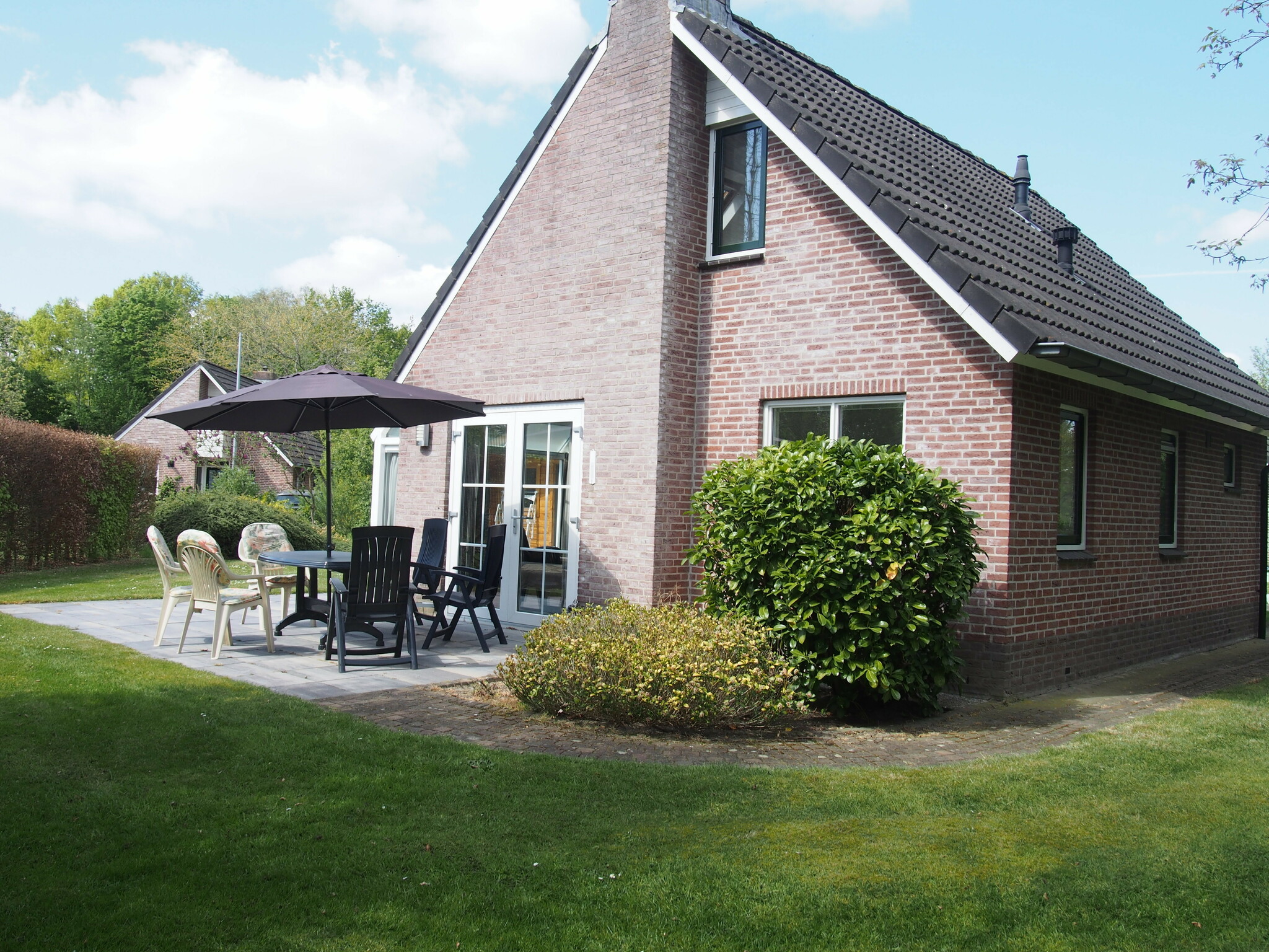 Verblijf in Bungalow Schipbeek Luxe voor 6 personen aan de vijver op Vakantiepark de Sallandshoeve en geniet van comfort, natuur en rust in Overijssel.