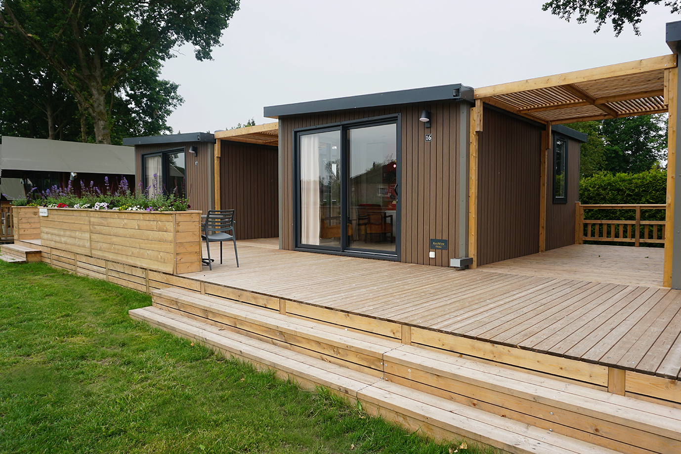 Gemütliche Hotellodge in der Veluwe für 2+2 Personen mit Bad, Küche und Terrasse. Gelegen im 5-Sterne-Ferienpark De Boshoek.