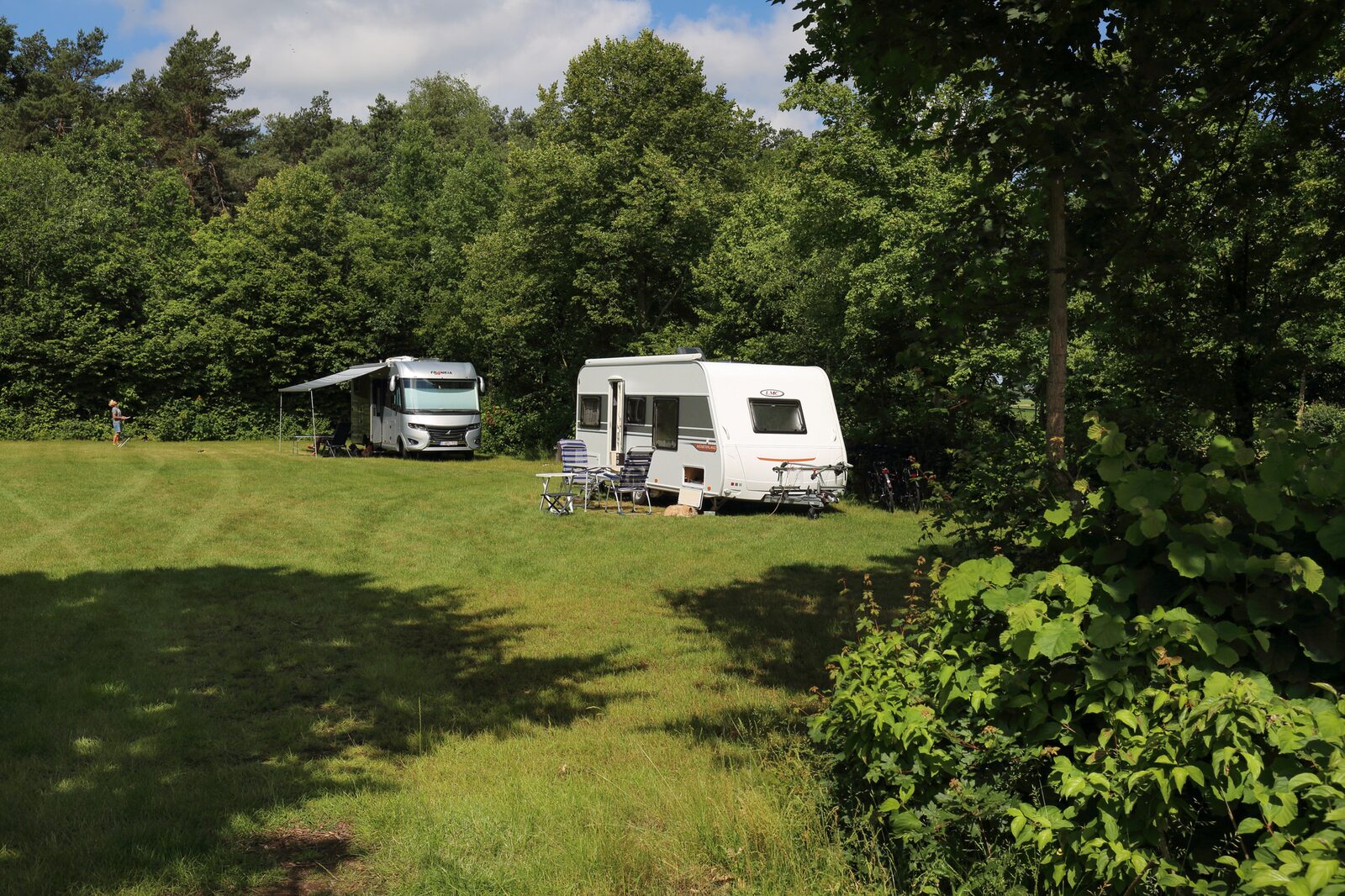 Emplacement de camping pour deux personnes, électricité non incluses