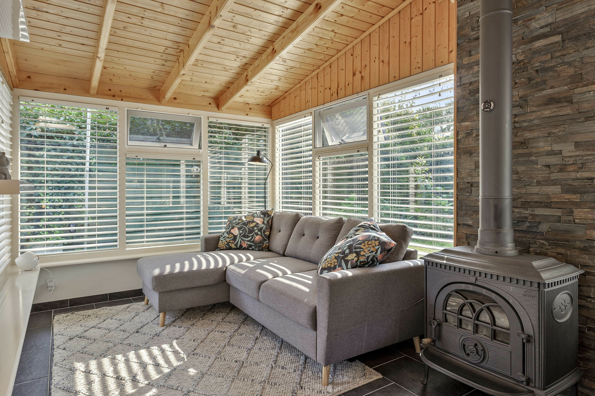 Idyllisch gelegen bungalow in een rustig groen parkje met veel privacy.