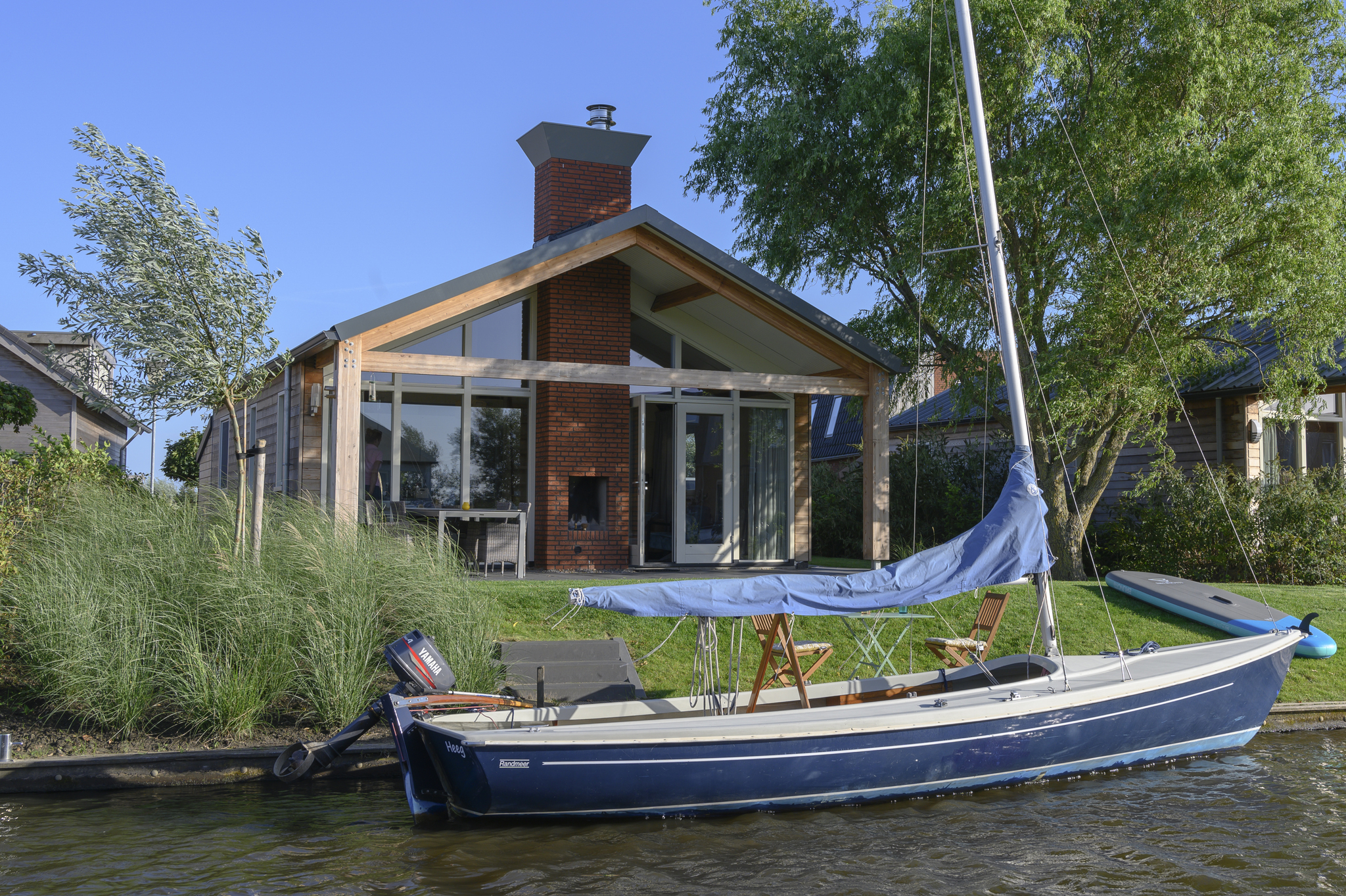 Übernachten Sie in unserem energieneutralen Eneva-4-Bungalow mit privatem Bootssteg.