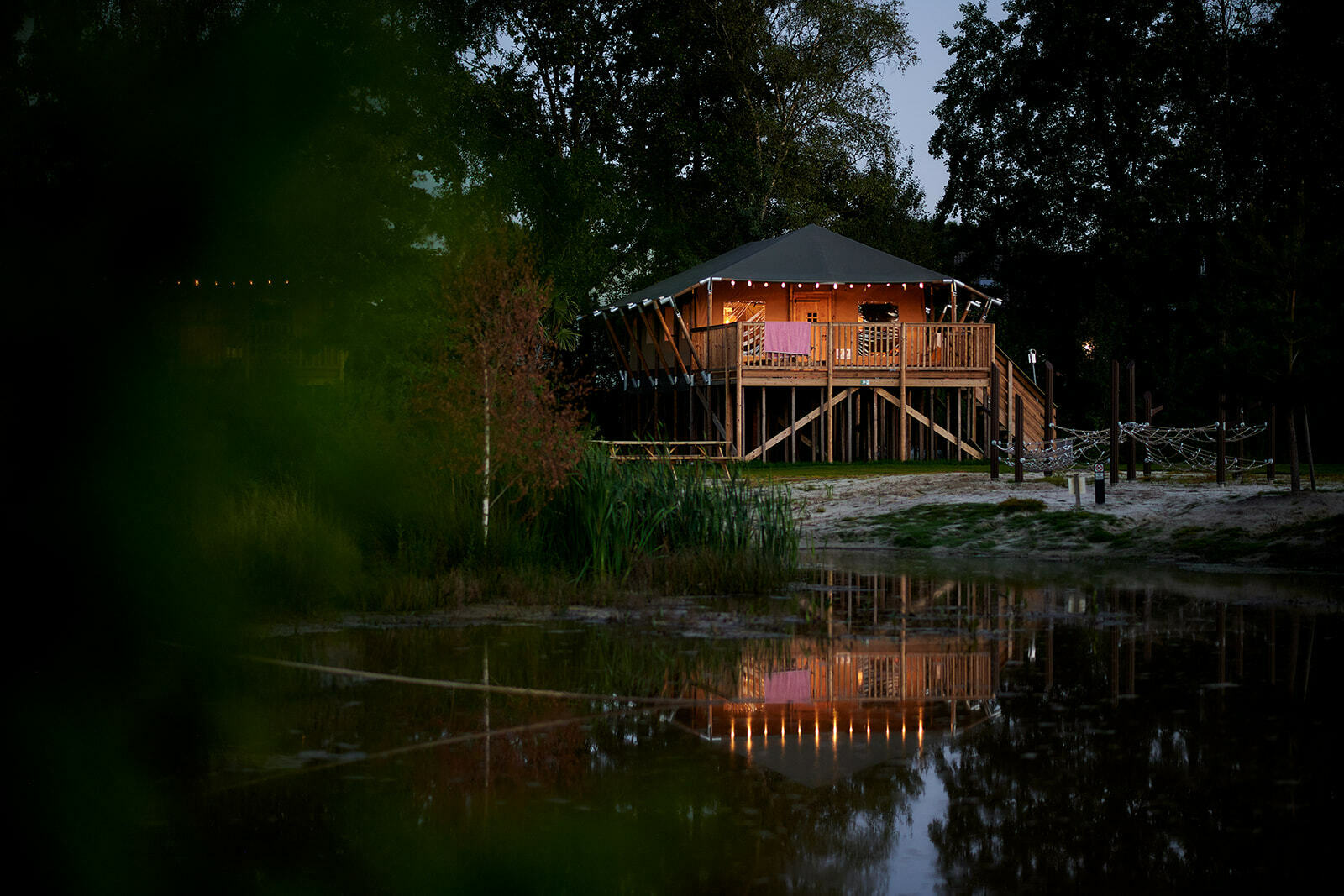 Genießen Sie ein einzigartiges Glamping-Erlebnis in der Safaricottage XL für 6 Personen im Ferienpark de Sallandshoeve, mitten in der Natur des Sallandse Heuvelrug.