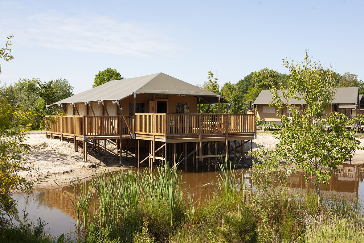 Genießen Sie Glamping pur in der Safaricottage XL für 8 Personen am Teich im Ferienpark de Sallandshoeve – perfekt für Familien und Naturfreunde.