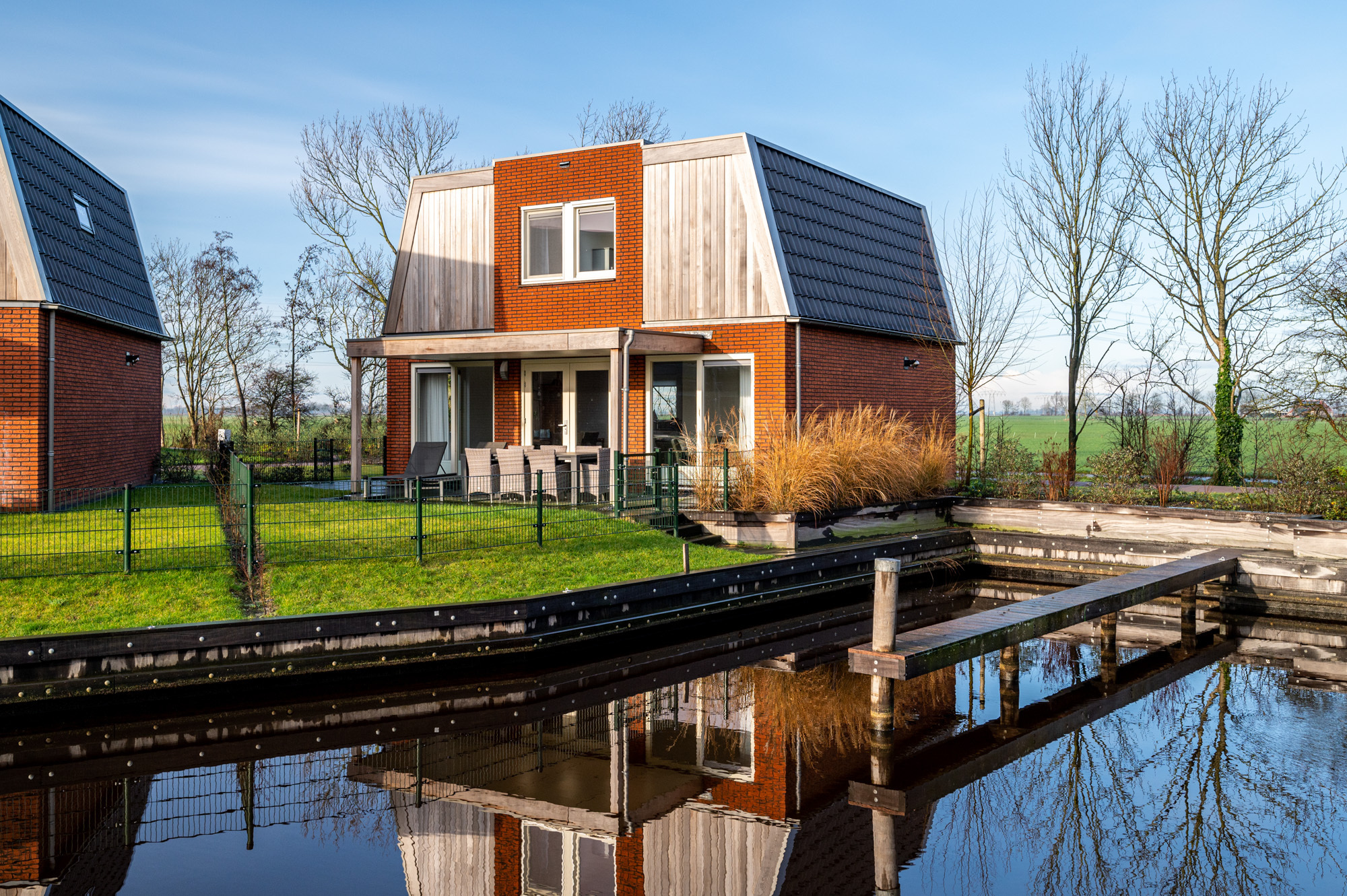 Erleben Sie den ultimativen Luxus in unserem Haus Sneekermeer 8, das mit einem Whirlpool und einem Privatsteg nur für Sie ausgestattet ist.