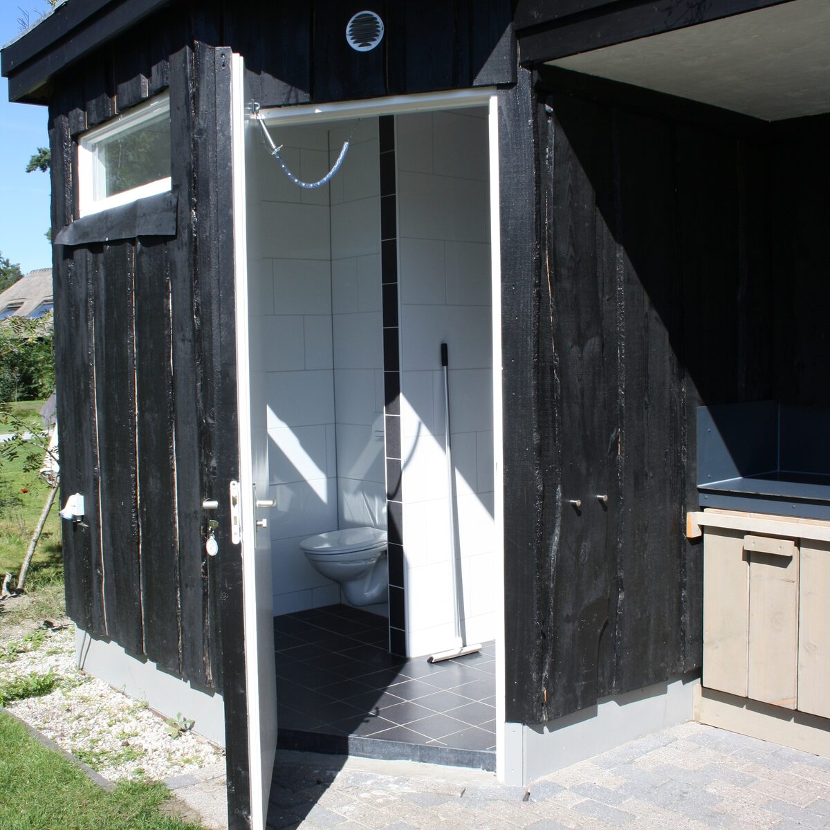 Stellplatz mit privaten Sanitäranlagen und Außenküche