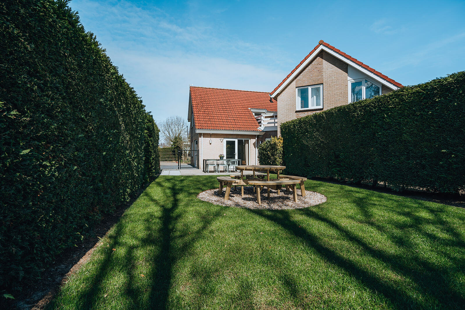 Smaakvol ingerichte vakantiewoning met ruime omheinde privé tuin op het zuiden en op loopafstand van het strand (honden toegestaan).