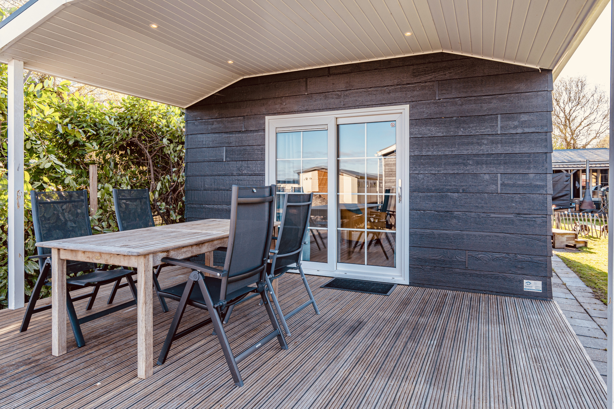 Chalet De Kleine Belter is een prachtige chalet voor vier personen. De chalets zijn van alle gemakken voorzien. De ruime living heeft een comfortabele zithoek met flatscreen TV.
