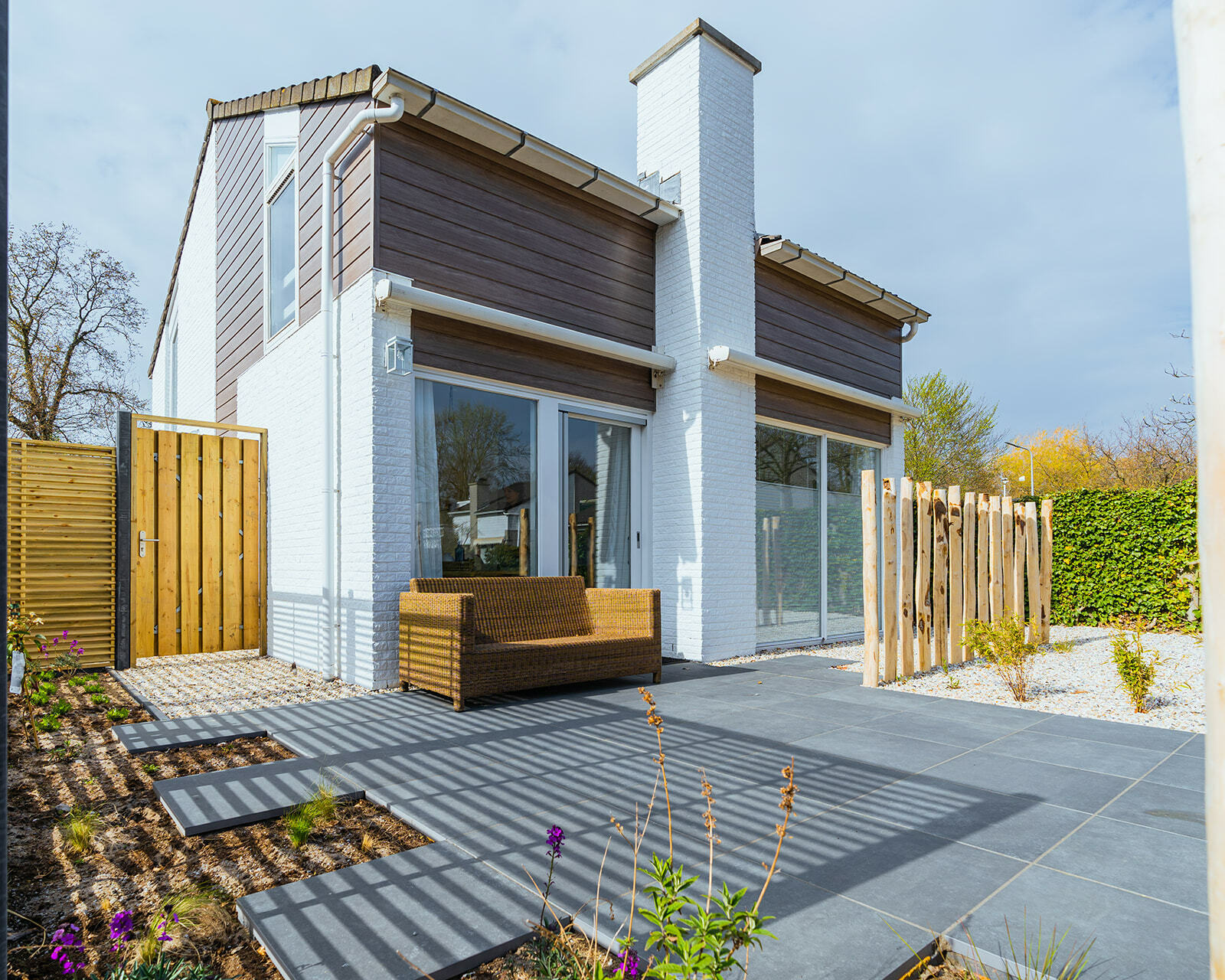 Dieses renovierte luxuriöse Ferienhaus mit moderner und heller Einrichtung lässt keine Wünsche offen für einen erholsamen Urlaub.