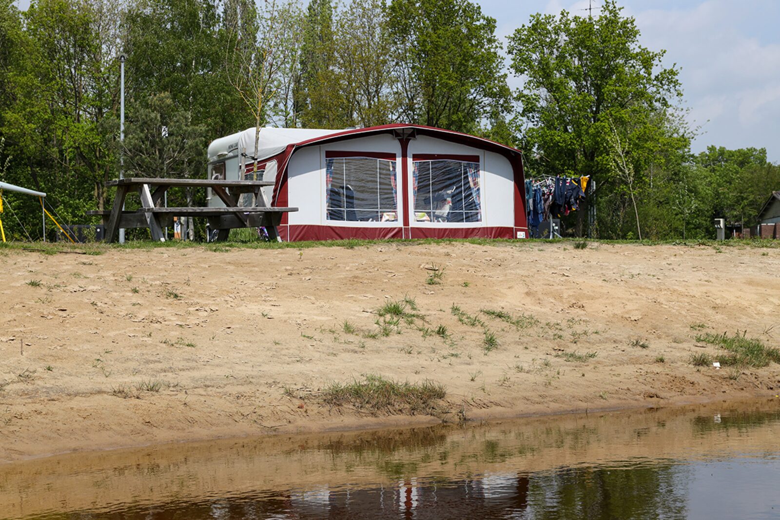 Camping-Stellplatz, liegt direkt am Wasser