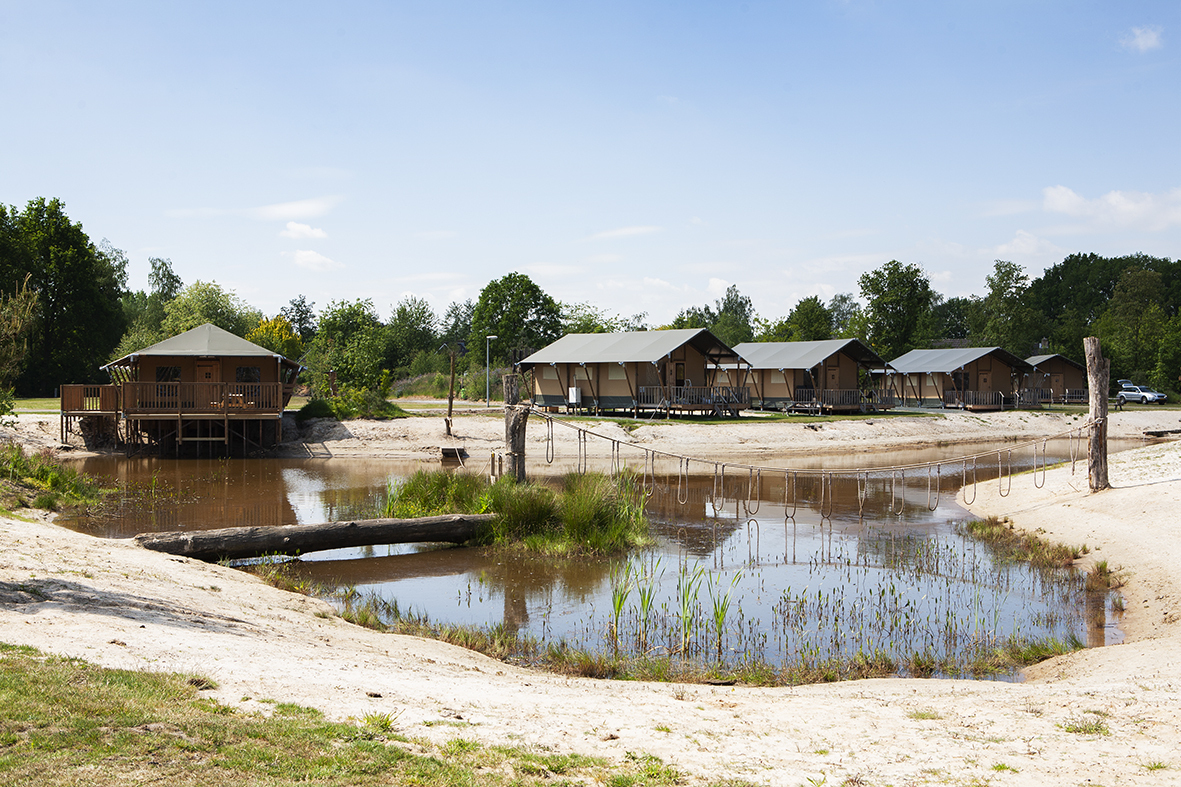 Genießen Sie Luxus-Camping am besten Platz am Spielteich im Vakantiepark de Sallandshoeve mit direktem Zugang zum Strand und allen Annehmlichkeiten.
