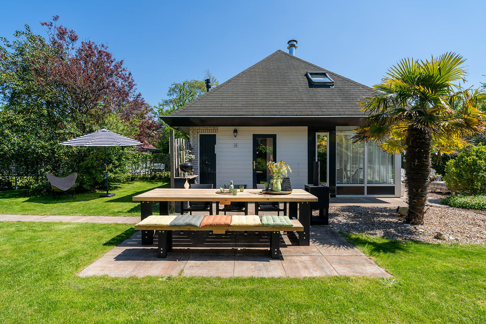 Idyllische vakantiehuis op rustig vakantiepark met omheinde tuin.