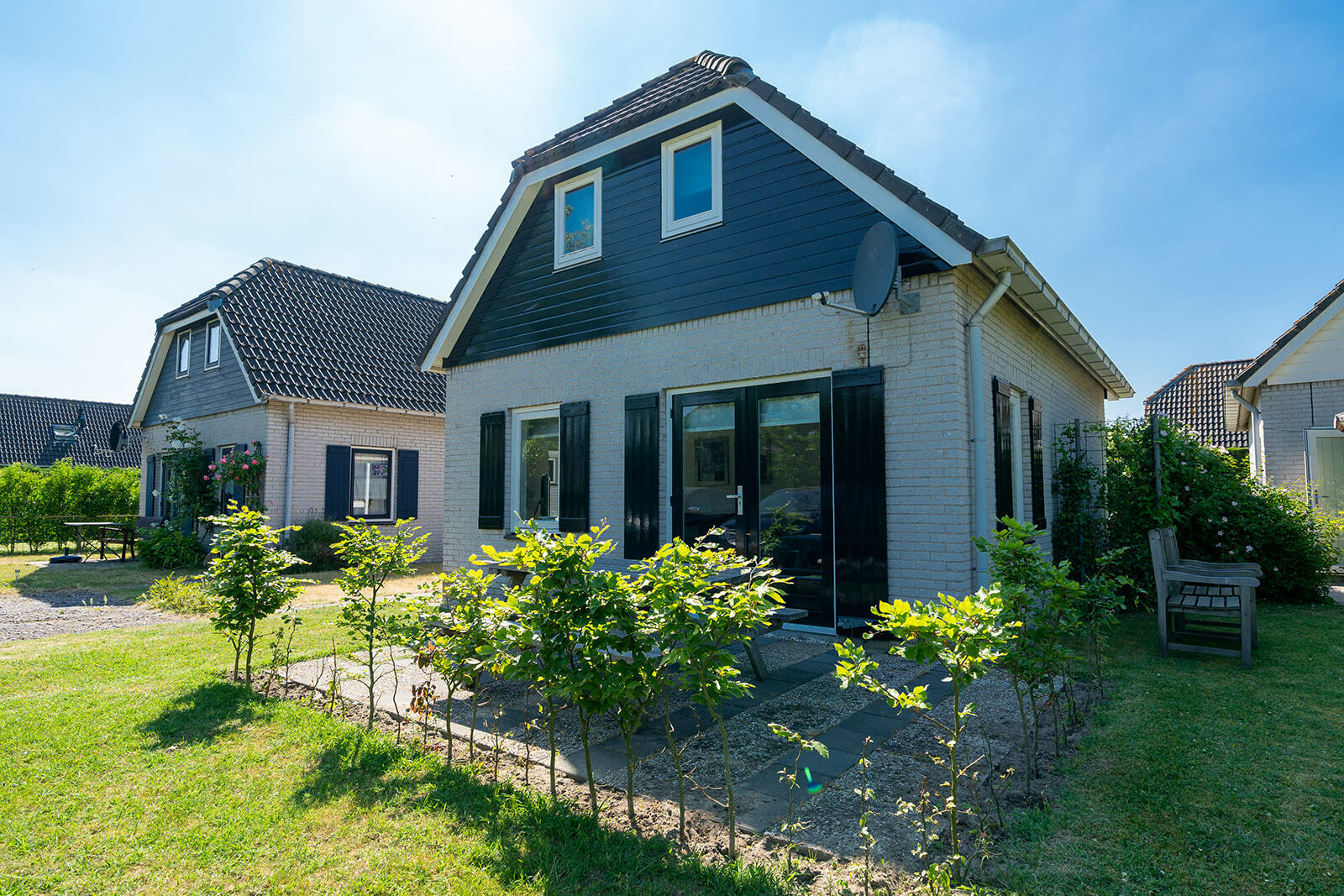 Wilt u heerlijk genieten van een comfortabele, geheel gerenoveerde vakantiewoning vlakbij de zee.