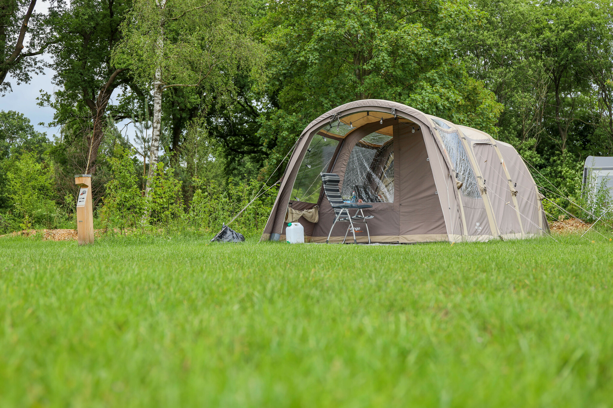 Verbringe deinen Urlaub auf einer großzügigen Komfort-Campingplatz im Vakantiepark de Sallandshoeve. Erlebe Campingkomfort mit Strom, WLAN und erstklassigen Einrichtungen.