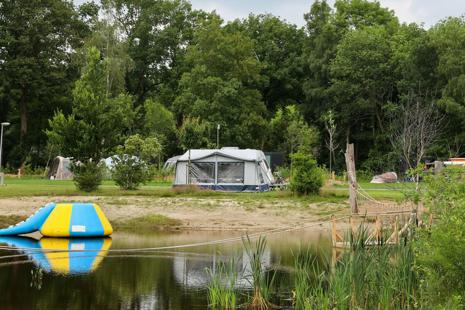 Camping-Stellplatz, liegt direkt am Wasser