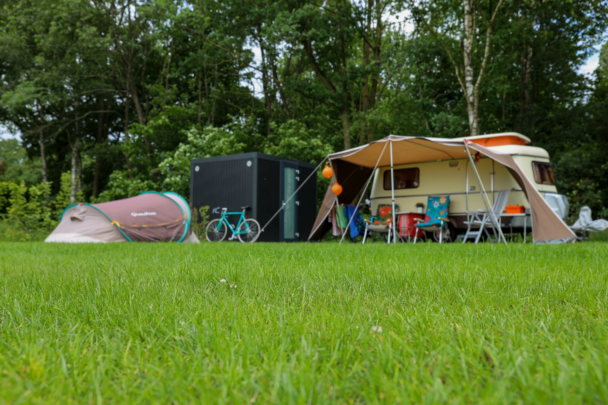 Geniet van luxe kamperen met privé sanitair op Vakantiepark de Sallandshoeve, gelegen aan de Sallandse Heuvelrug. Comfort en natuur in één!
