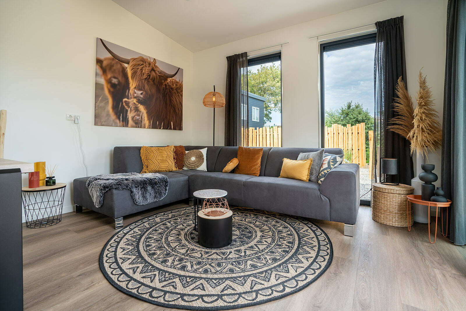 Dieses ansprechend eingerichtete Ferienhaus mit großer Terrasse liegt in einem ruhigen Familienpark und in der Nähe von Meer und Strand.