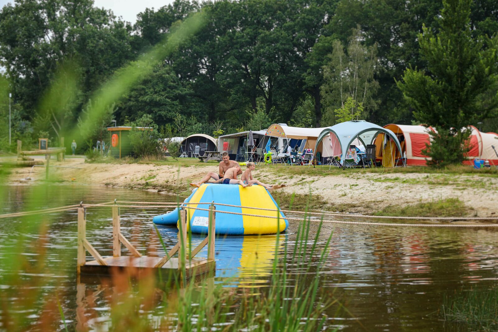 Camping Vakantiepark Sallandshoeve - Kampeerplaats aan het water