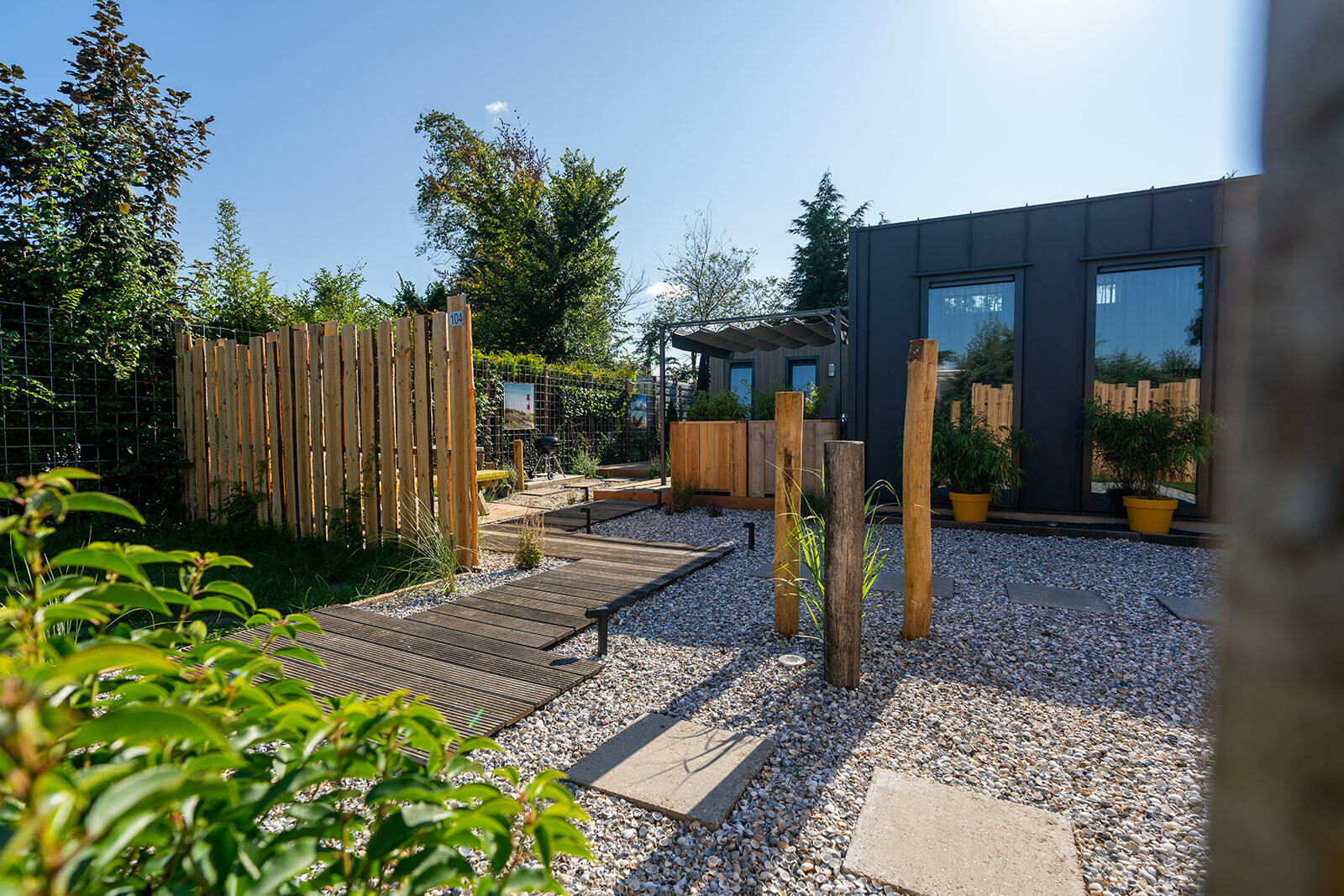 Deze sfeervol ingerichte vakantiewoning met groot terras, ligt op een rustig gelegen familiepark en dichtbij de zee en het strand.