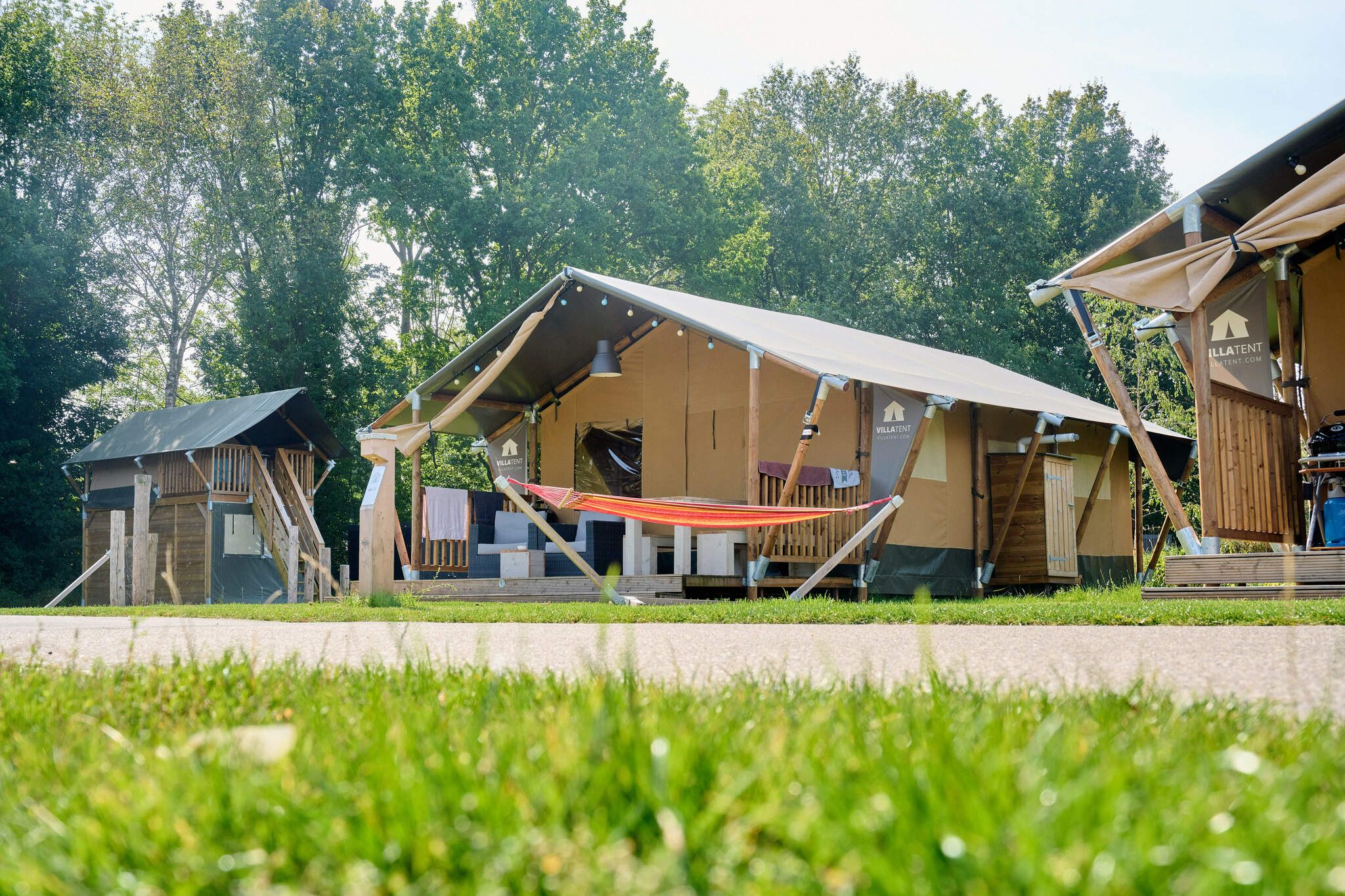 Geniet van een luxe glampingvakantie in de Villatent op Vakantiepark Sallandshoeve in Nieuw-Heeten, nabij de Sallandse Heuvelrug. Comfort en natuur in één.