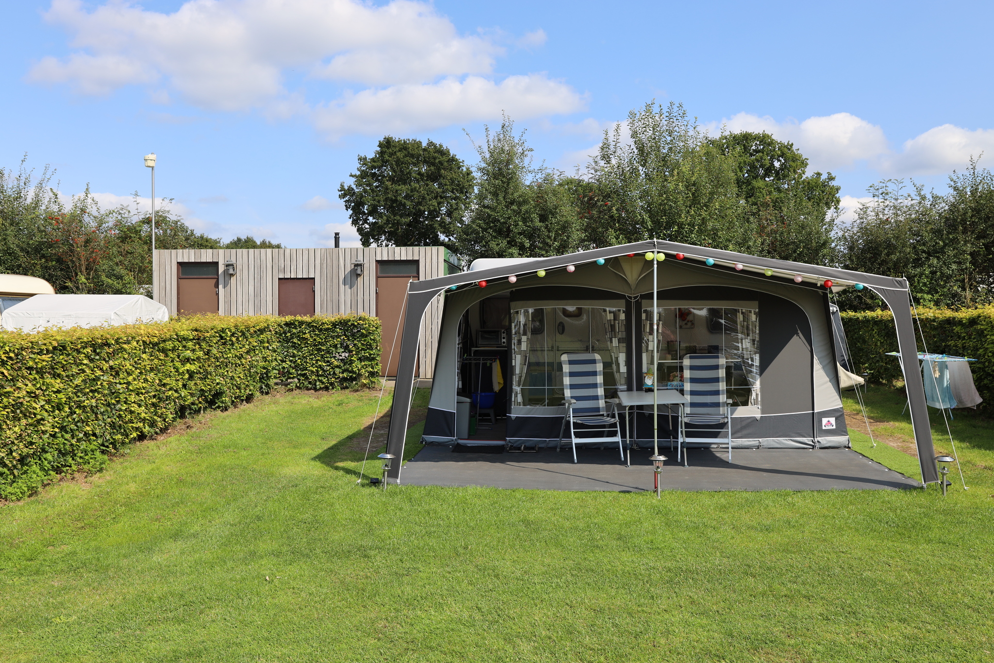 Geniet van luxe kamperen met privé sanitair op Recreatiepark De Boshoek op de Veluwe, met volop ruimte en natuur voor een onvergetelijke vakantie.