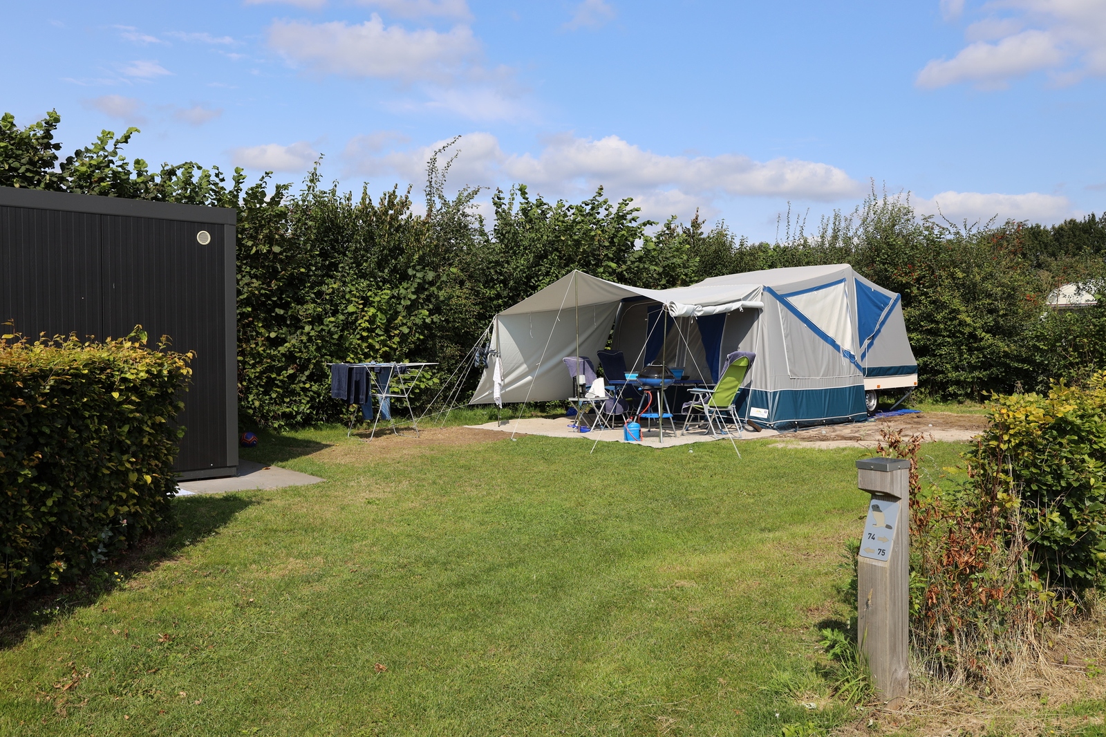 Campingplatz mit eigenem Sanitärgebäude