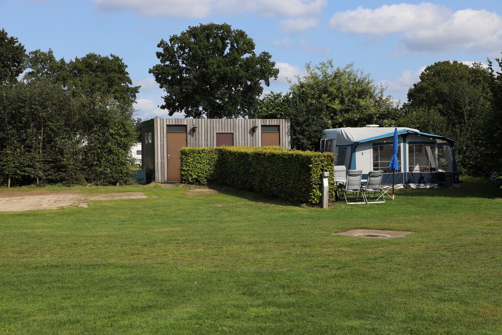 Campingplatz mit eigenem Sanitärgebäude