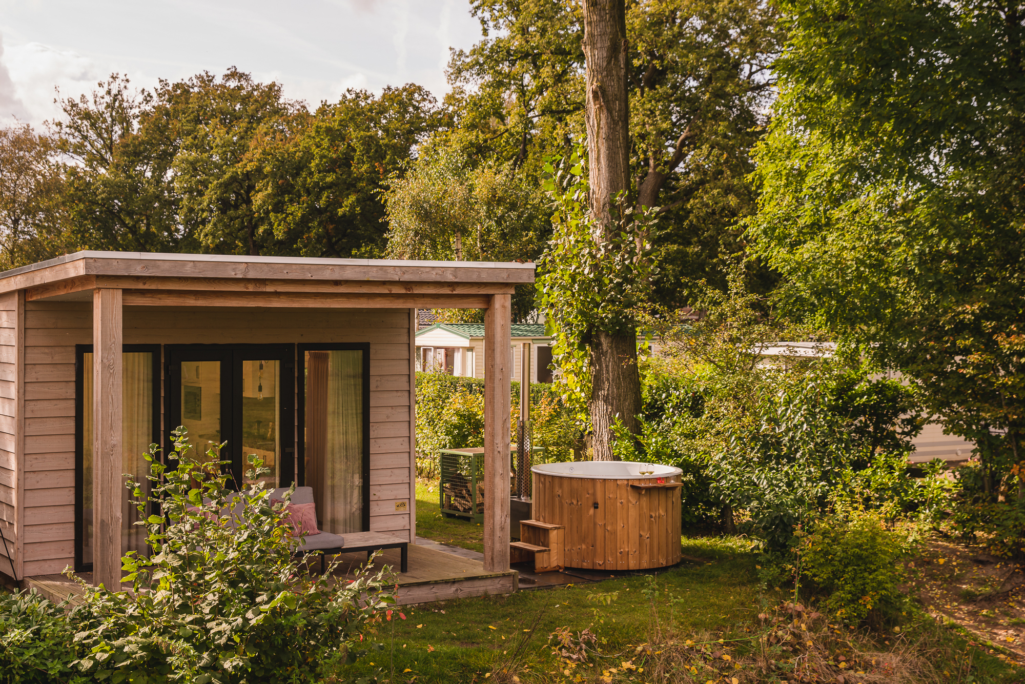 river-lodge-with-hot-tub-4-people