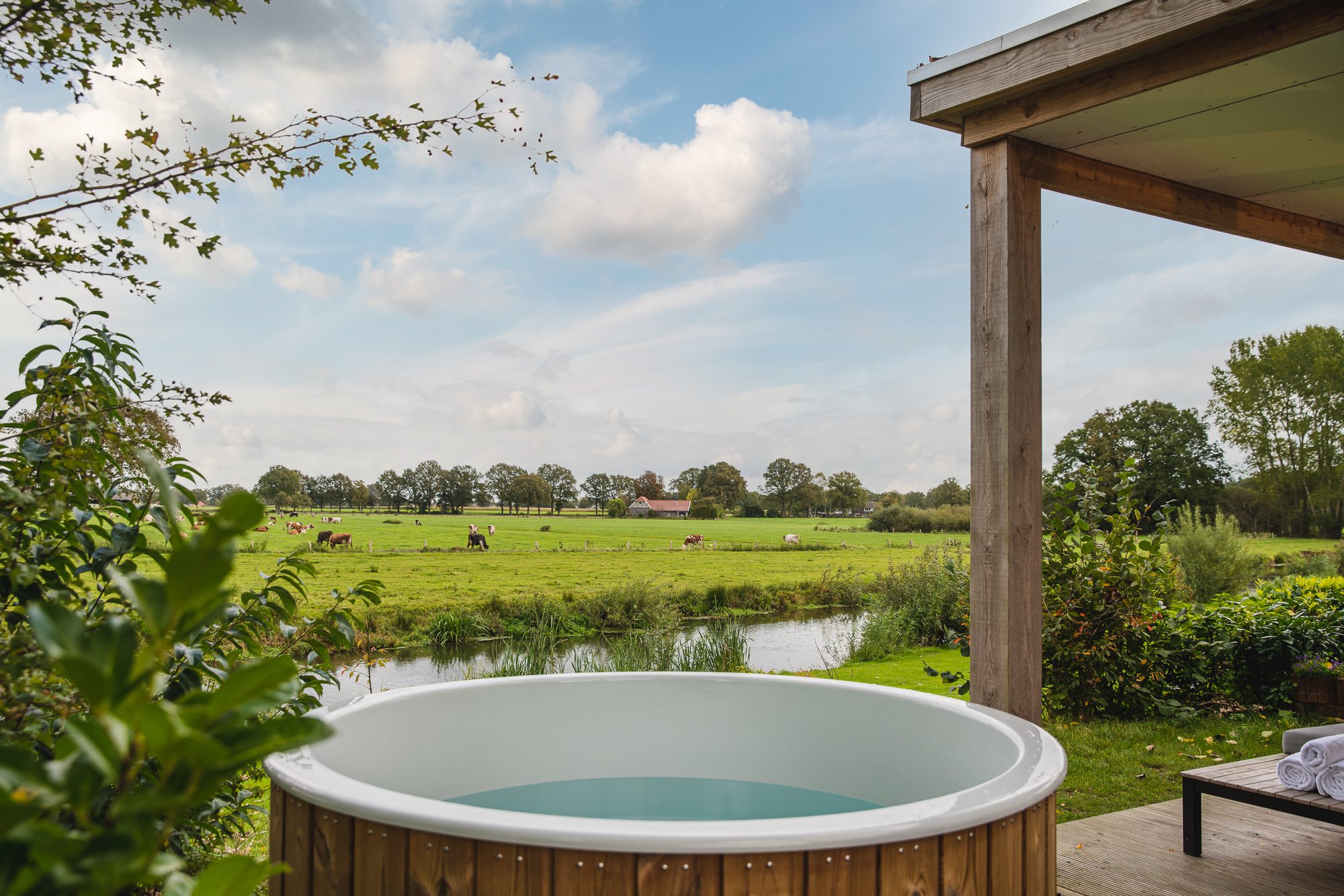 river-lodge-with-hot-tub-4-people