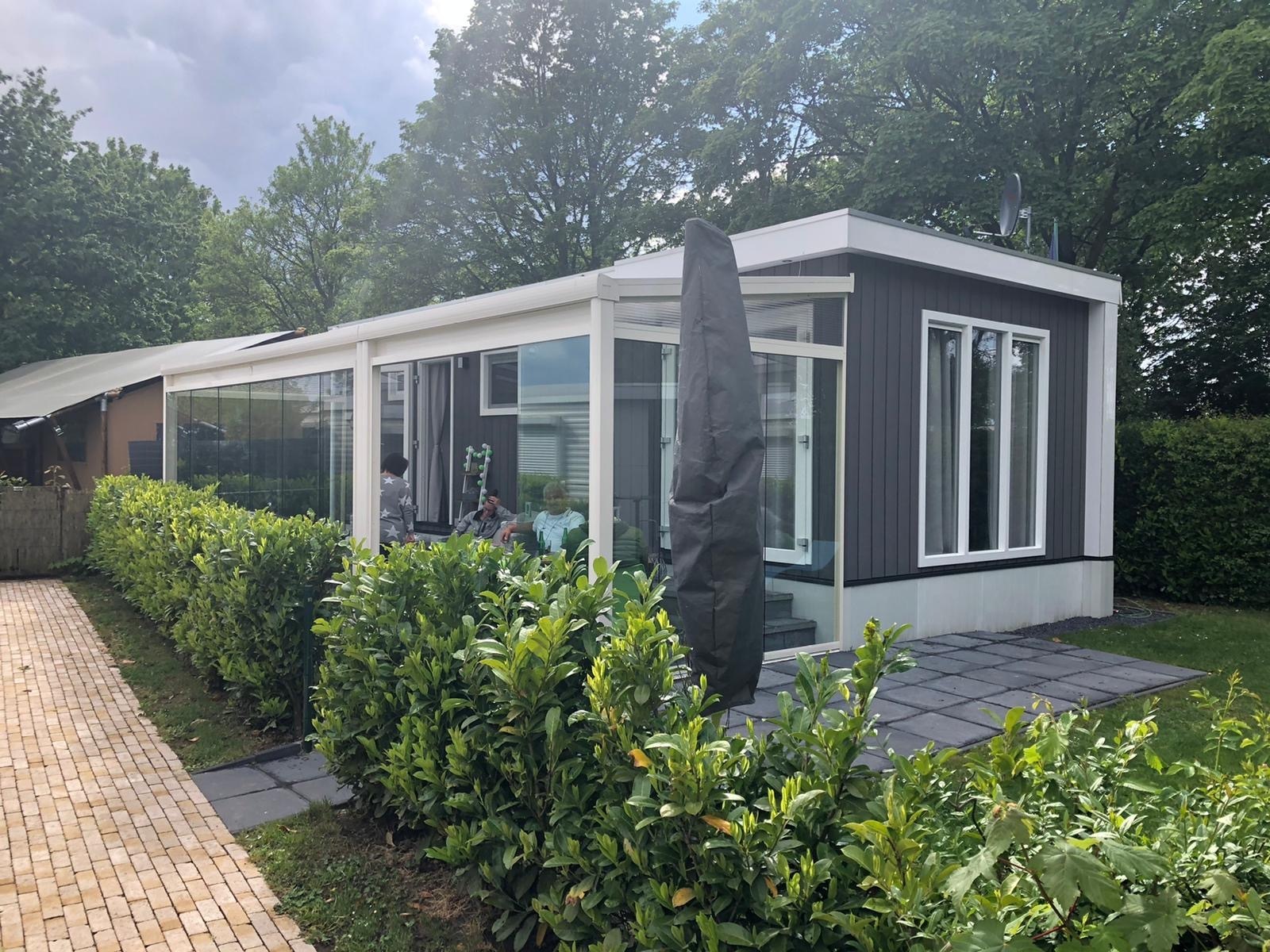 Ervaar een ontspannen vakantie in onze sfeervolle Heide Lodge!Geniet van een heerlijk verblijf in deze gezellige en eenvoudig ingerichte lodge, ideaal voor maximaal 4 personen. De ruime eet- en zithoe..