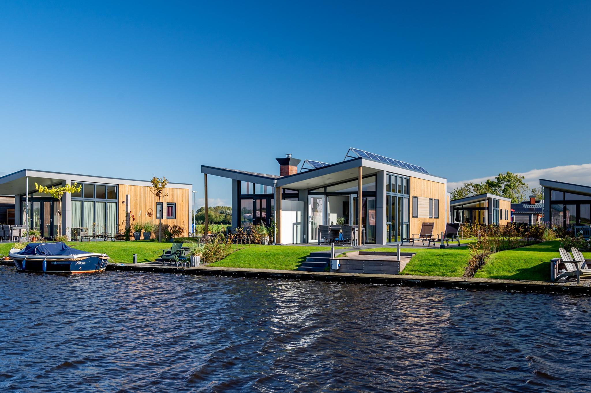 Verblijf in onze compacte Knilles 4 lodge met eigen aanlegsteiger.